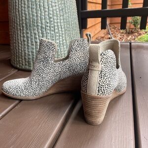 Leopard print leather wedges, TOMS size 8